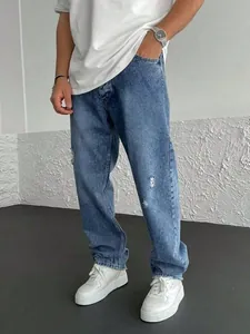 Jean en denim bleu pour hommes avec détails déchirés et coupe décontractée tendance