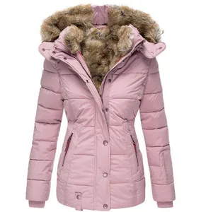 Detaillierte Ansicht einer stylischen Damen Winterjacke in Rosa mit warmer Kunstfellkapuze