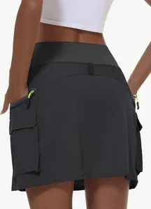 Gros plan arrière de la jupe cargo de randonnée pour femmes avec poches zippées