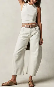 Pantaloni jeans bianchi da donna a gamba larga a vita bassa con cuciture decorative