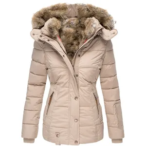 Detailansicht der beigefarbenen Winterjacke mit üppiger Kunstpelzkapuze und Reißverschluss.