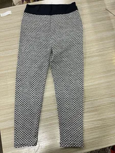 Detalle de leggings de yoga de cintura alta con patrón de panal en blanco y negro