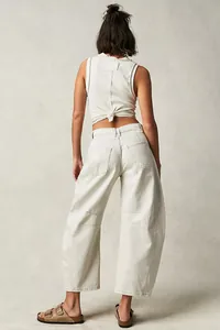 Vista posteriore dettagliata dei jeans da donna bianchi lavati a vita medio-bassa a gamba larga