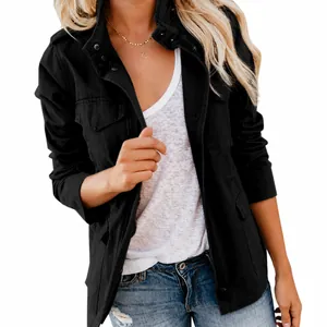 Detailansicht einer schwarzen Damenjacke mit Reißverschluss und mehreren Taschen.