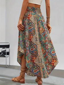Detail der lebhaften böhmischen Paisley-Muster auf dem fließenden ethnischen Maxirock