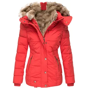 Vorderansicht der warmen roten Winter-Pufferjacke für Damen mit einer Kunstfellkapuze