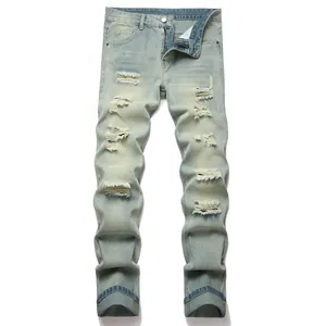 Dettaglio di jeans strappati slim fit da uomo blu chiaro con motivi invecchiati