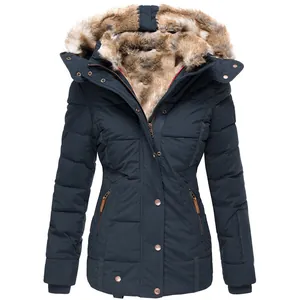 Detailansicht des Damen Winterparkas mit dickem, weichem Kunstfellfutter in der Kapuze