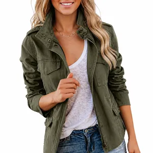 Detalle de la chaqueta utilitaria verde militar con diseño multibolsillos y cremallera