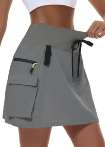 Gros plan sur une jupe cargo de randonnée grise pour femme avec taille élastiquée et poches