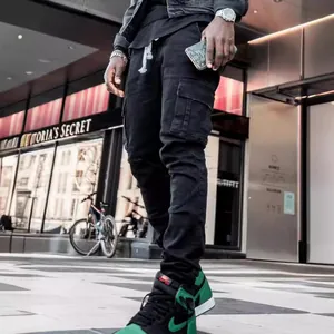 Jeans cargo neri slim fit da uomo con tasche laterali e coulisse in vita elasticizzata