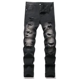 Vista frontale completa di jeans neri strappati da uomo, vestibilità slim straight