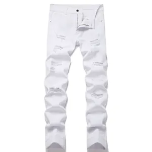 Jeans slim fit bianchi da uomo alla moda con vari strappi e dettagli effetto usurato