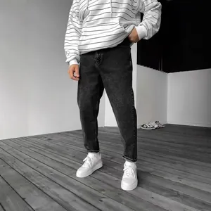 Jean slim pour homme délavé anthracite avec un sweat à capuche rayé et des baskets