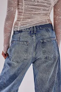 Vista posteriore dettagliata di jeans da donna a vita bassa lavati con tasche
