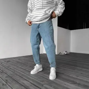 Jean en denim bleu clair pour homme avec une coupe ajustée et un style streetwear minimaliste