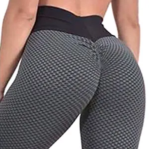 Detalle de leggings de yoga grises texturizados de cintura alta con efecto push-up