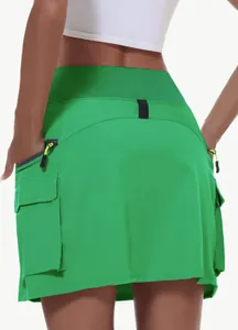 Détail arrière de la jupe cargo de randonnée verte avec poches et zips pratiques