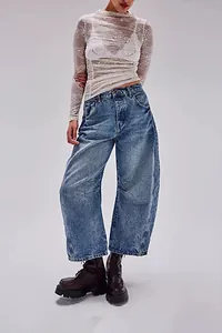 Jeans a gamba larga da donna con lavaggio vintage, mostrati su una modella per un look casual