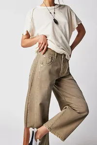 Dettaglio dei jeans a gamba larga a vita bassa lavati color cachi per donna stile cargo