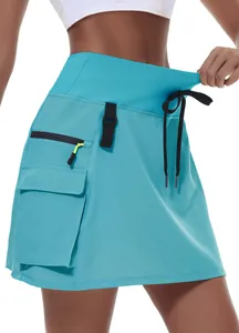 Vue détaillée de la jupe cargo de randonnée bleue avec taille élastique et poche zippée