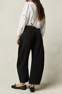 Vista posteriore di eleganti jeans neri da donna a vita media con gamba larga e vestibilità ampia