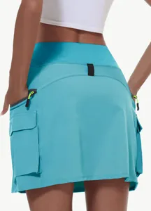 Vue détaillée arrière d'une jupe cargo de randonnée bleue avec poches zippées.