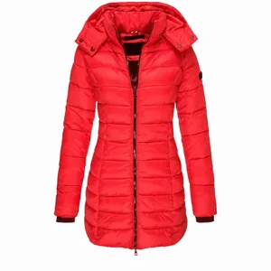 Vorderansicht einer leuchtend roten mittellangen Steppjacke mit Kapuze für Damen