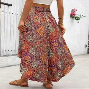 Detailansicht eines böhmischen A-Linien-Maxirocks mit Paisley-Muster in warmen Farbtönen