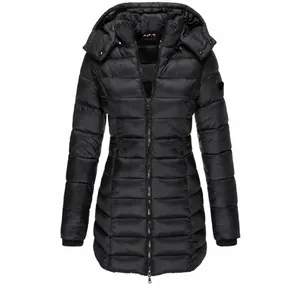 Vorderansicht einer schwarzen langen Steppjacke für Damen mit Kapuze im Detail