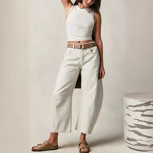 Jeans a gamba larga off-white da donna, vita medio-bassa, vestibilità casual e relax.