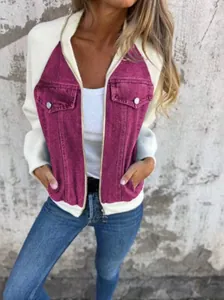 Vista dettagliata della giacca patchwork in denim da donna color magenta e crema