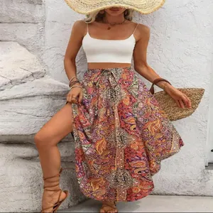 Eleganter böhmischer A-Linien-Maxirock mit Ethno-Print und hohem Schlitz für den Sommer