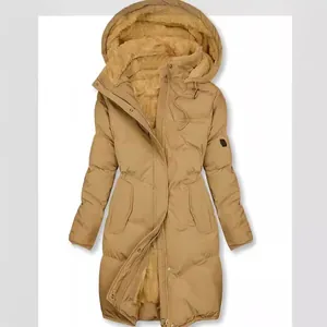 Abrigo largo de invierno para mujer color camel con capucha forrada de vellón y bolsillos