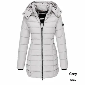 Vorderansicht der hellgrauen, mittellangen Steppjacke mit Kapuze für Damen