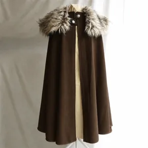 Detail eines mittelalterlichen braunen Renaissance-Umhangs mit grauem Pelzkragen-Stil