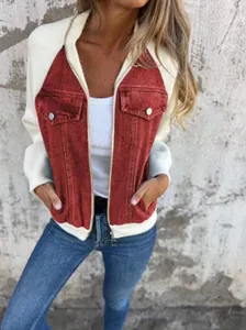 Giacca in denim patchwork rossa per donna con cerniera e tasche per un look casual