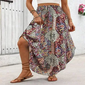 Detailaufnahme eines böhmischen Maxi-A-Linien-Rocks mit ethnischem Musterdruck.