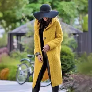 Langer gelber Strickkardigan mit Kapuze für Damen in einem lässigen Outdoor-Herbststil