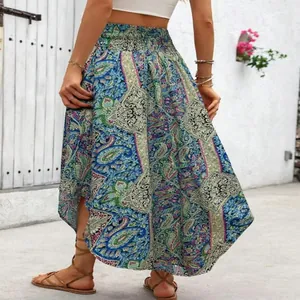 Rückansicht eines Maxirocks im Boho-Stil mit Paisley-Muster für Frühling und Sommer.