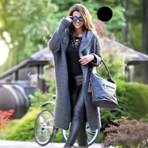 Damen langer Grobstrick-Cardigan in Grau, lässiger Herbst-Look in Übergröße.