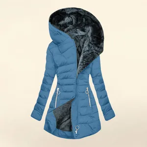 Detalle de chaqueta acolchada azul con forro de piel sintética negra y cremallera oblicua