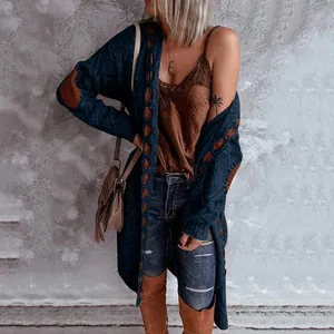 Boho μπλε πλεκτή ζακέτα με καφέ μπαλώματα στους αγκώνες και λεπτομέρειες cut-out