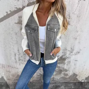 Giacca patchwork casual da donna con davanti in denim grigio e maniche color crema.