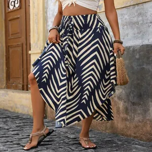 Boho A-Linien-Rock mit geometrischem Print in Marineblau und Beige und Kordelzug-Detail
