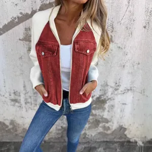 Giacca di jeans patchwork da donna in rosso e bianco con maniche a contrasto eleganti