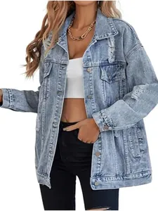 Detailaufnahme einer übergroßen Damen-Jeansjacke im Distressed-Look und Boyfriend-Stil.