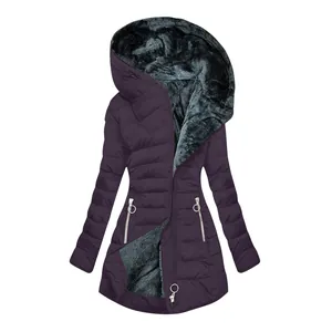 Chaqueta acolchada de algodón para mujer en color púrpura con capucha de felpa y cremallera oblicua