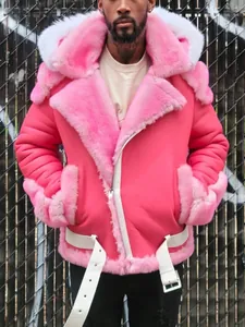 Dettaglio giacca shearling rosa vibrante con cinture bianche e collo in ecopelliccia