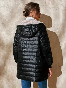 Vista posteriore di una giacca trapuntata da donna con cappuccio nera e fodera in peluche